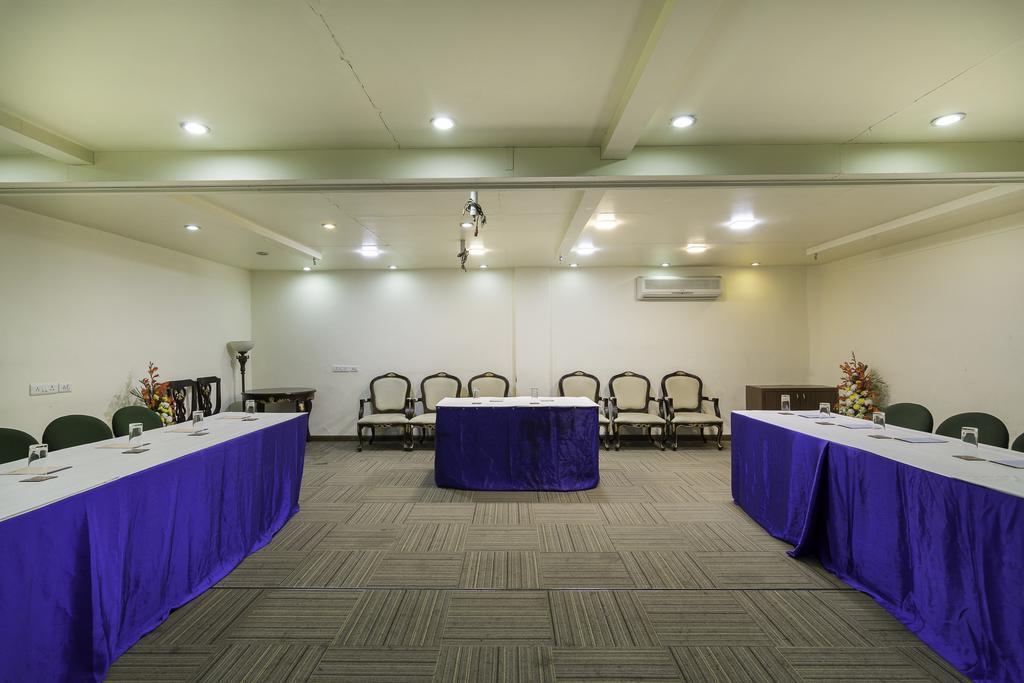 Treebo Tryst Royce New Friends Colony Hotel New Delhi Exterior photo