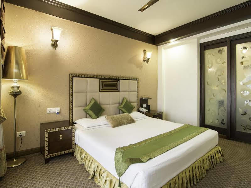 Treebo Tryst Royce New Friends Colony Hotel New Delhi Exterior photo