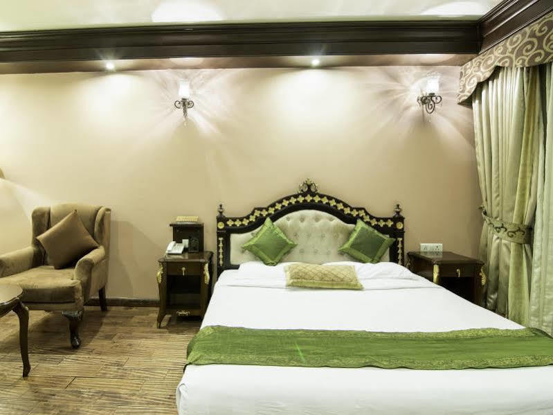Treebo Tryst Royce New Friends Colony Hotel New Delhi Exterior photo