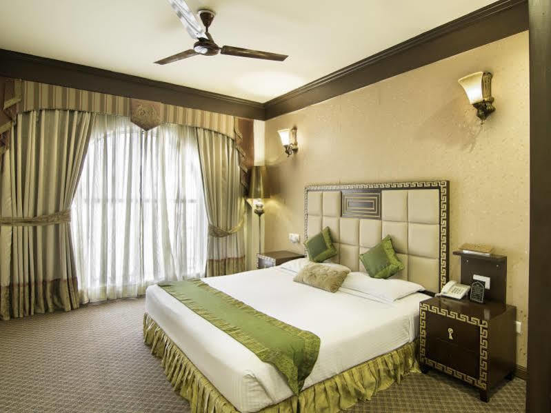 Treebo Tryst Royce New Friends Colony Hotel New Delhi Exterior photo