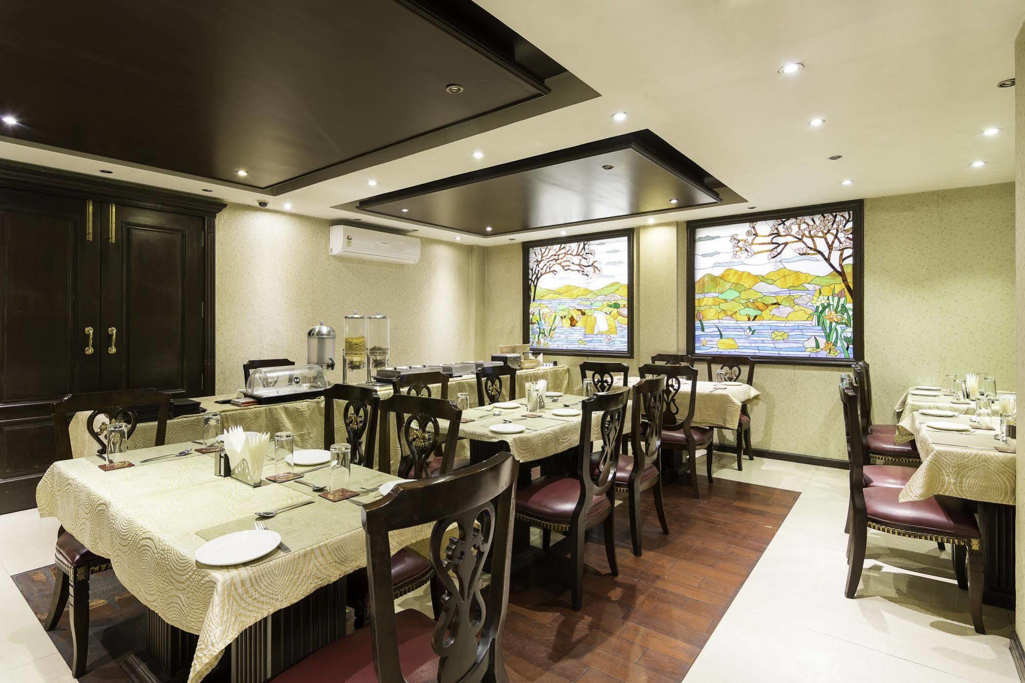 Treebo Tryst Royce New Friends Colony Hotel New Delhi Exterior photo