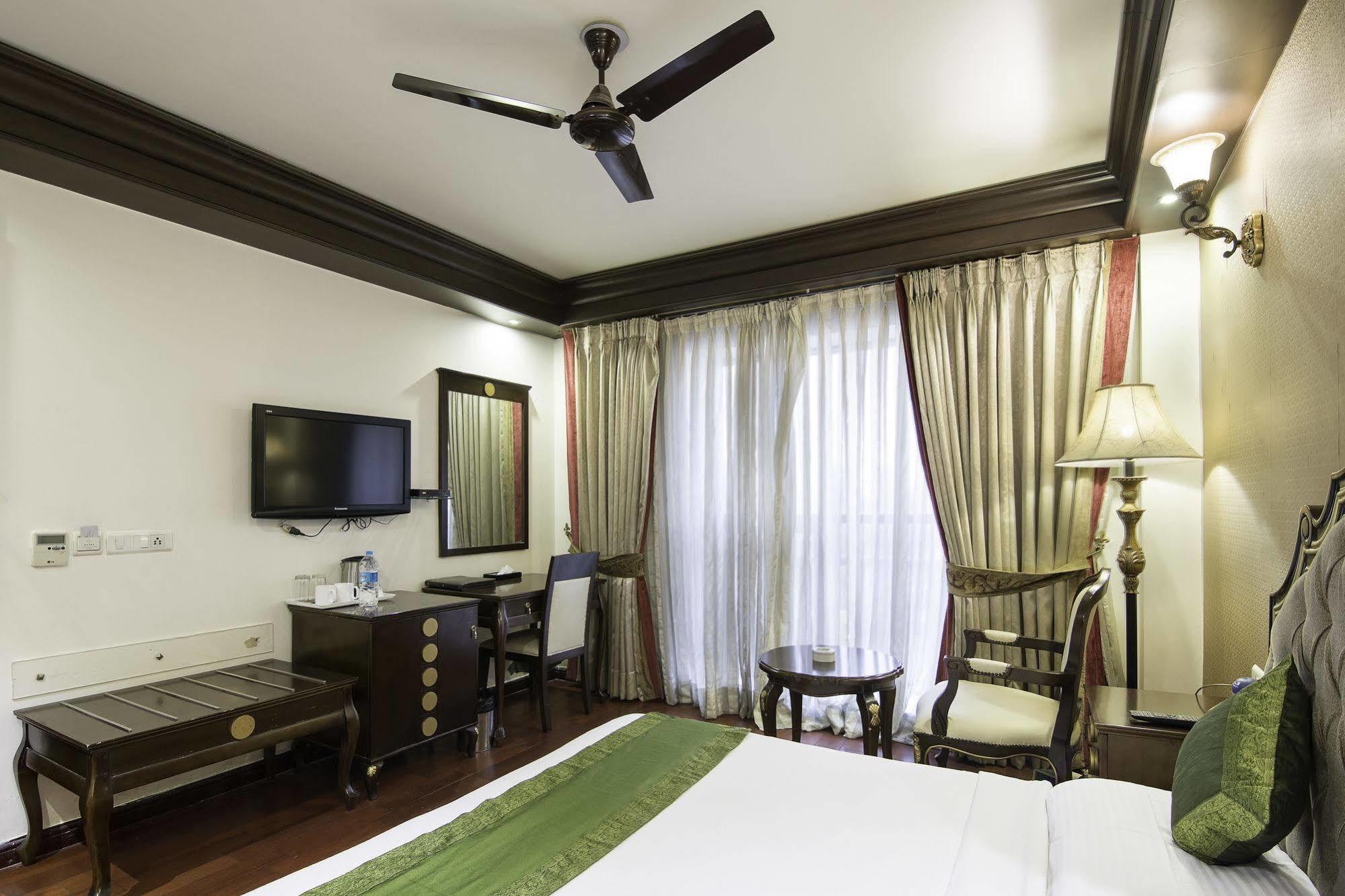 Treebo Tryst Royce New Friends Colony Hotel New Delhi Exterior photo