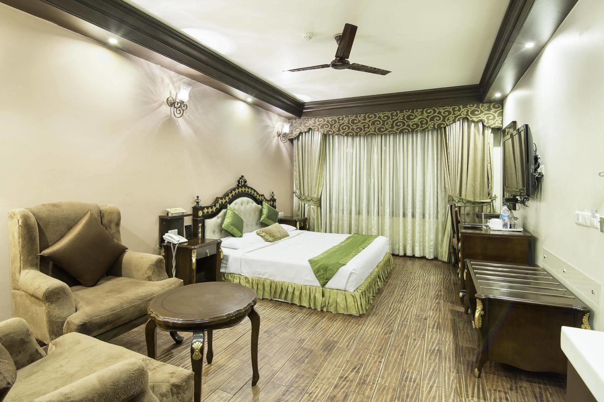 Treebo Tryst Royce New Friends Colony Hotel New Delhi Exterior photo