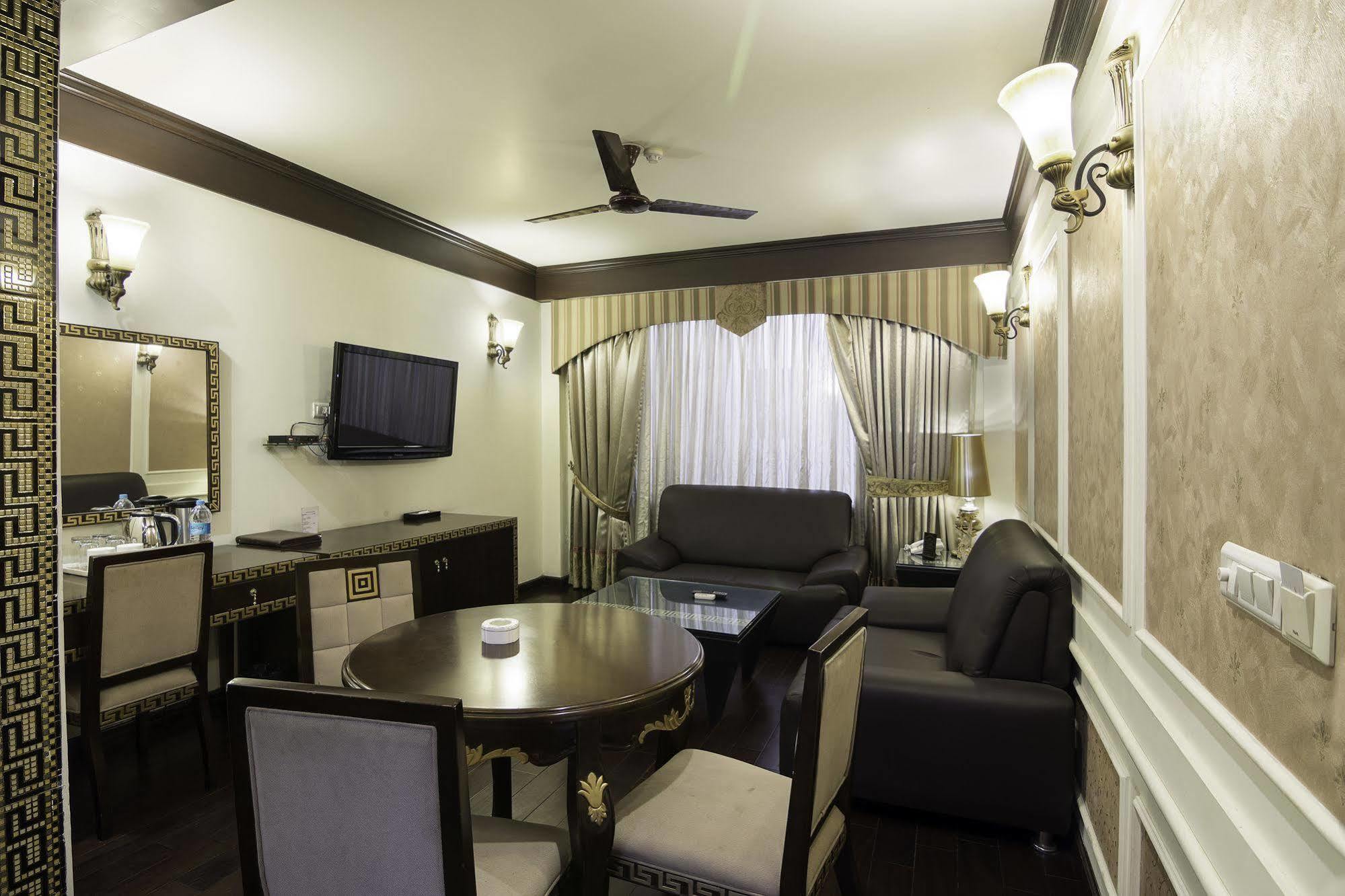 Treebo Tryst Royce New Friends Colony Hotel New Delhi Exterior photo
