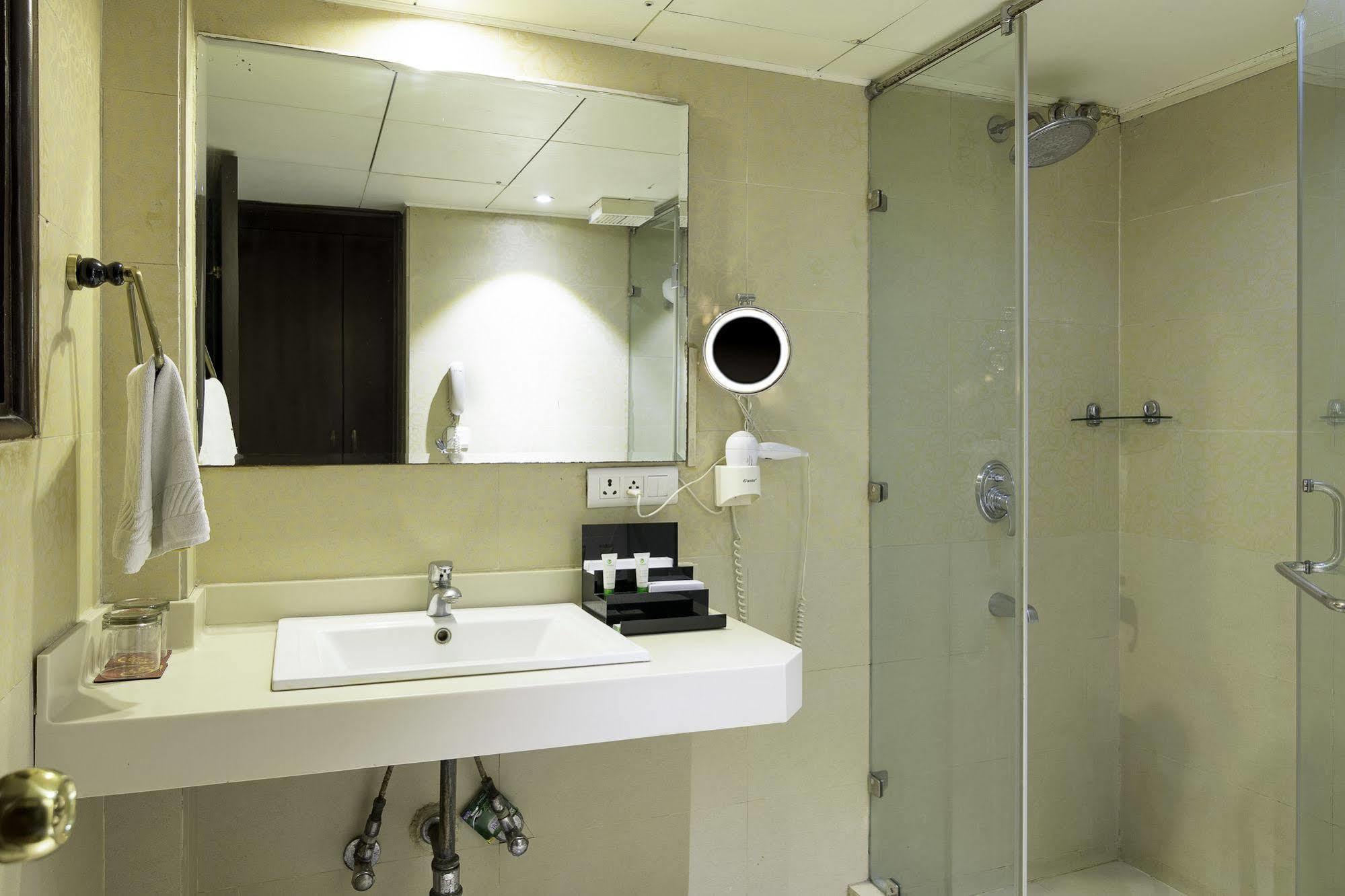 Treebo Tryst Royce New Friends Colony Hotel New Delhi Exterior photo