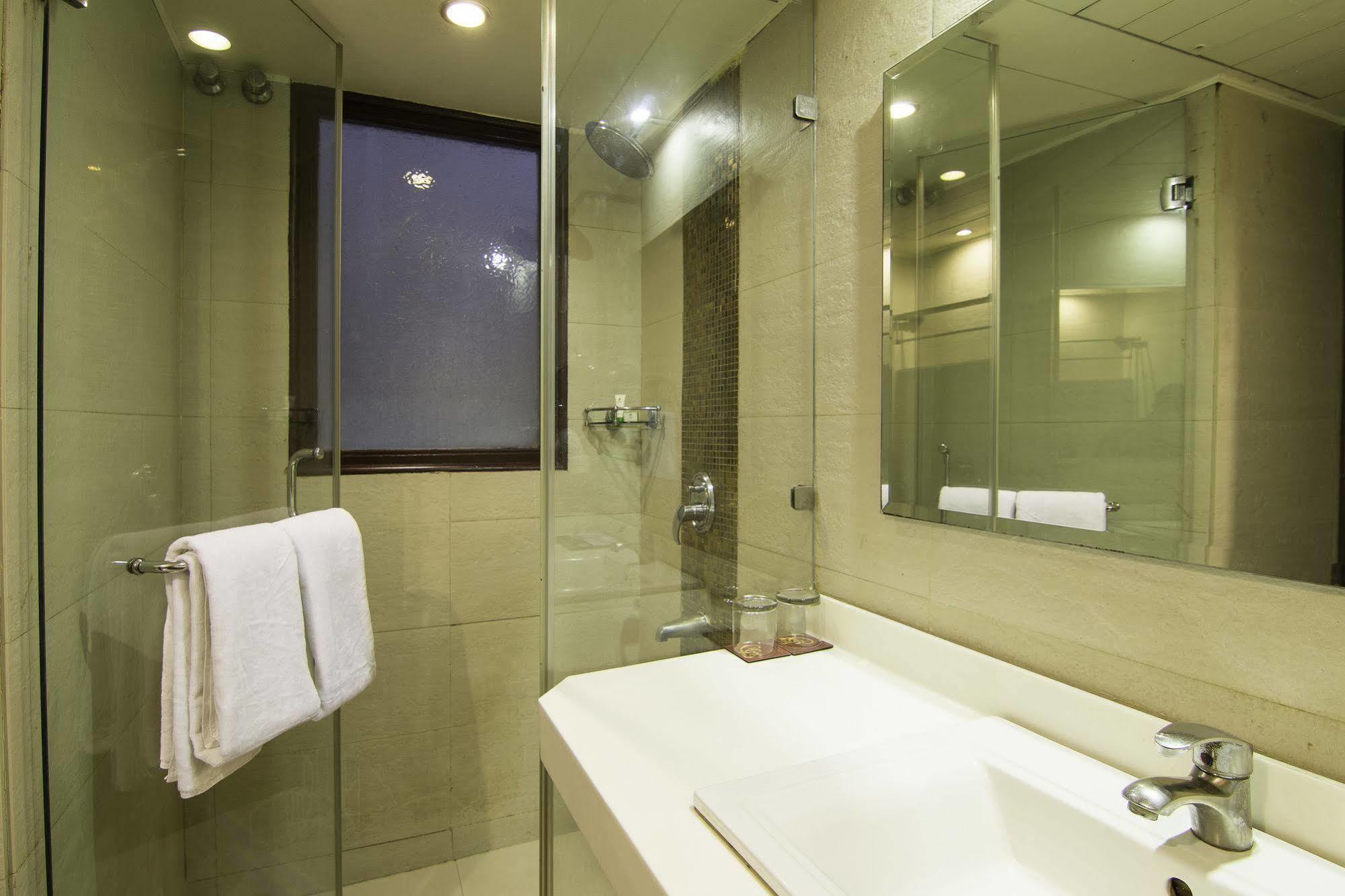 Treebo Tryst Royce New Friends Colony Hotel New Delhi Exterior photo
