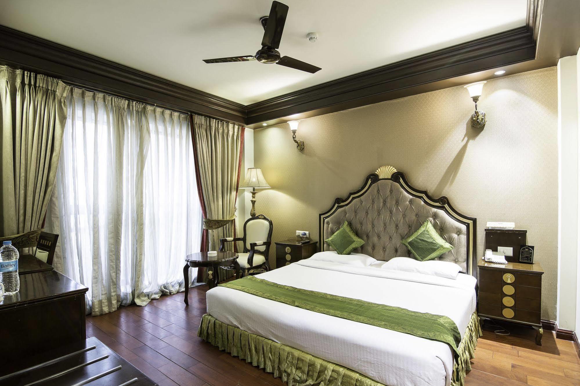 Treebo Tryst Royce New Friends Colony Hotel New Delhi Exterior photo