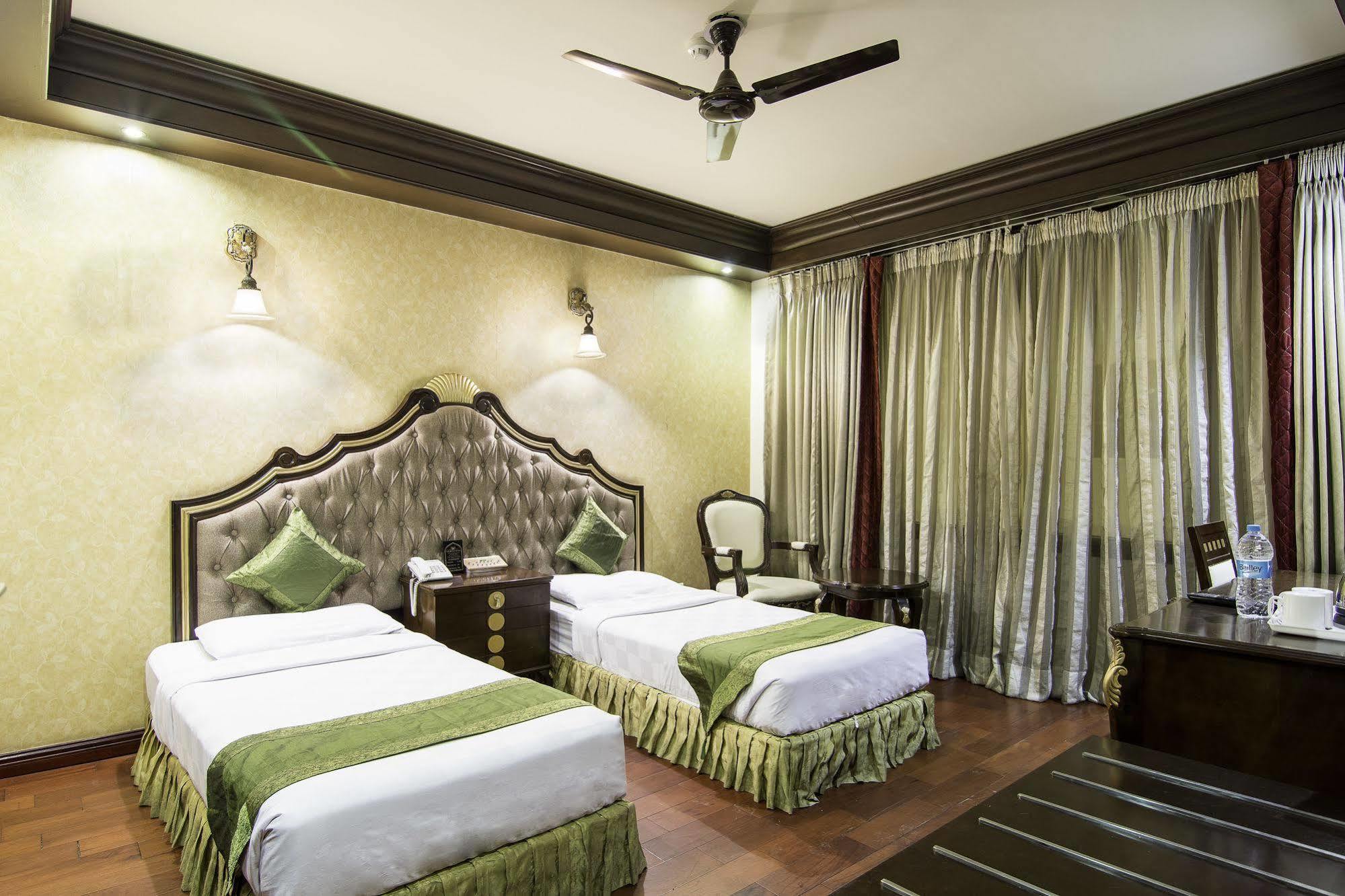 Treebo Tryst Royce New Friends Colony Hotel New Delhi Exterior photo