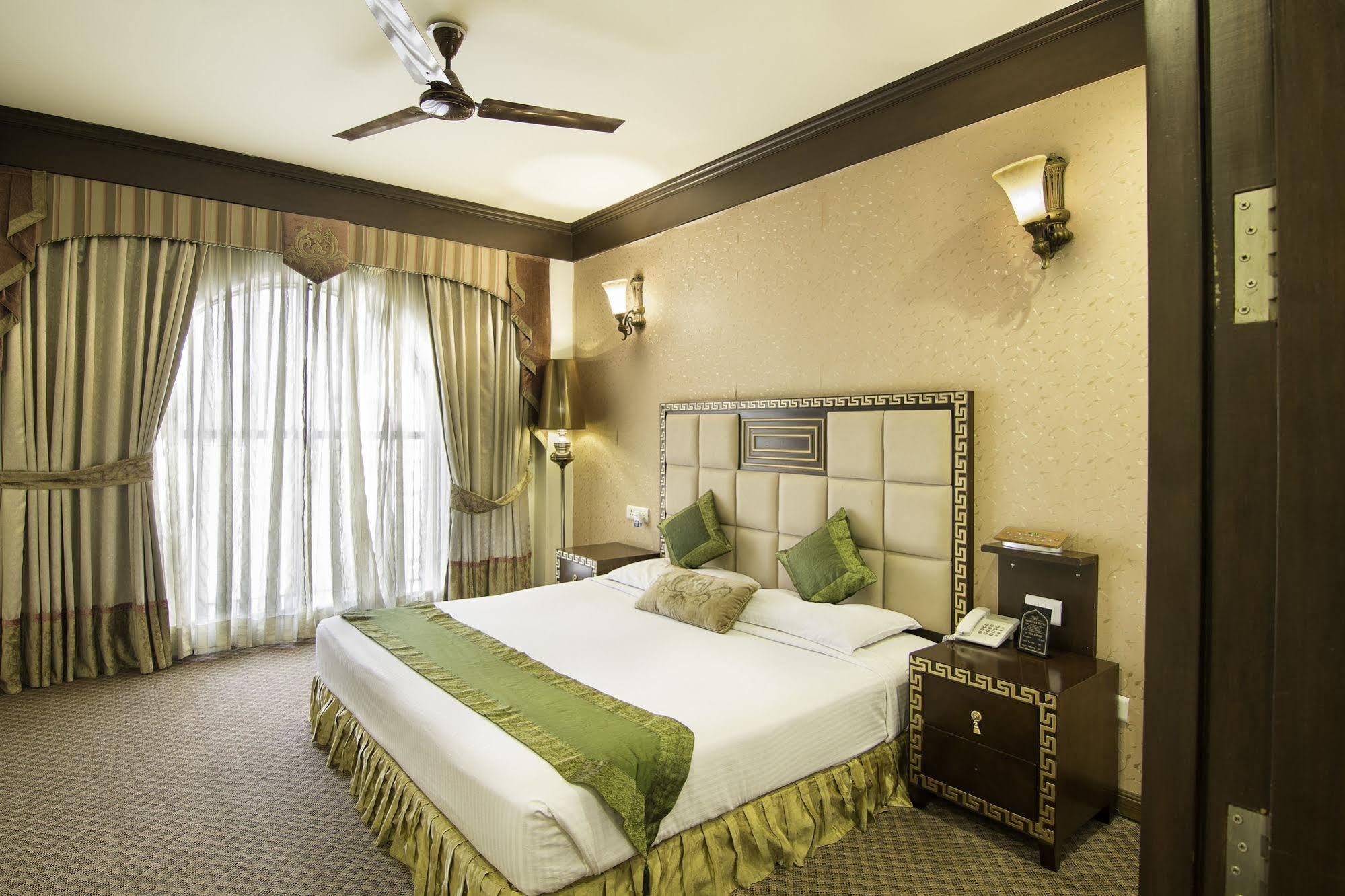 Treebo Tryst Royce New Friends Colony Hotel New Delhi Exterior photo