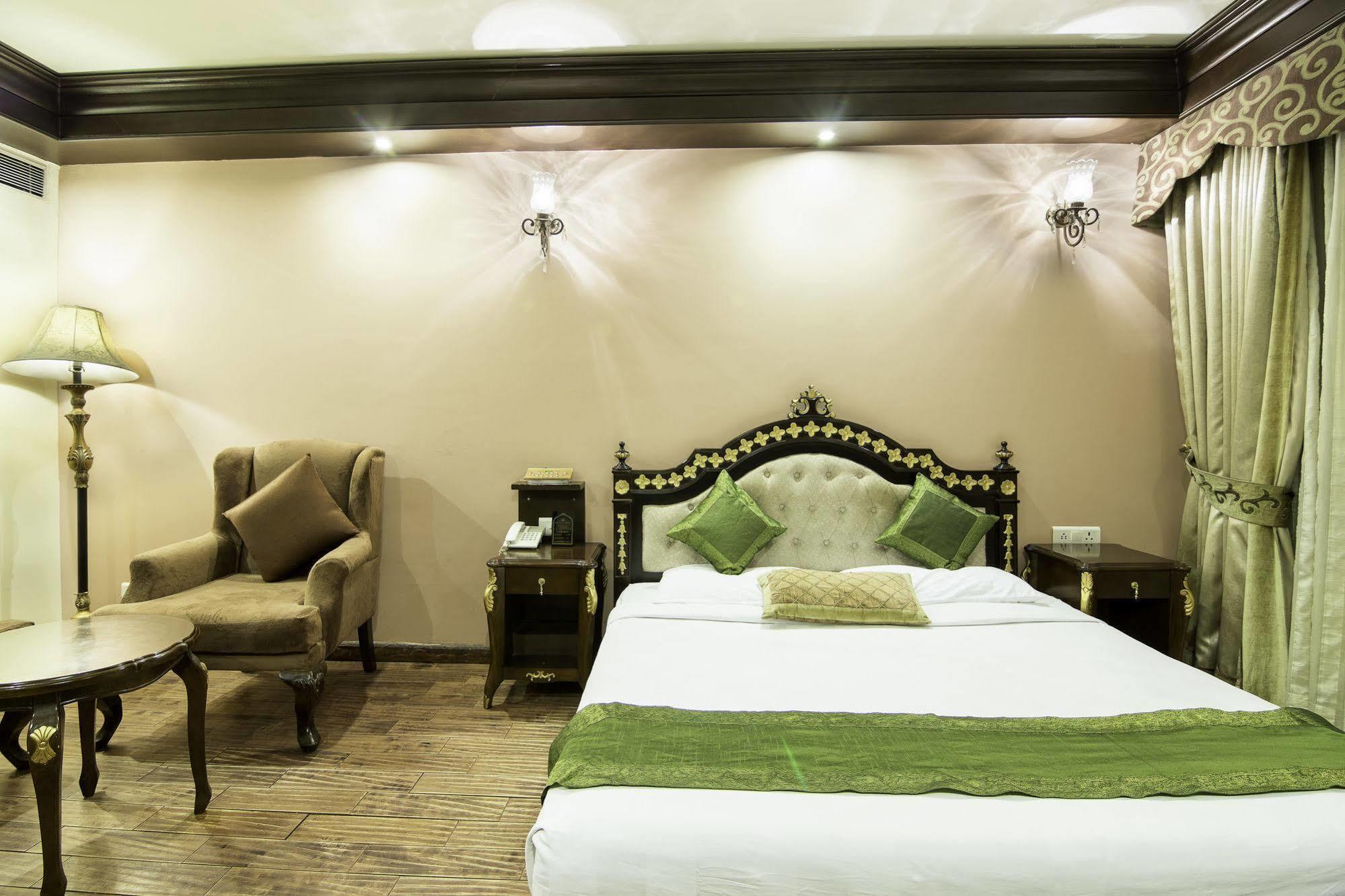 Treebo Tryst Royce New Friends Colony Hotel New Delhi Exterior photo