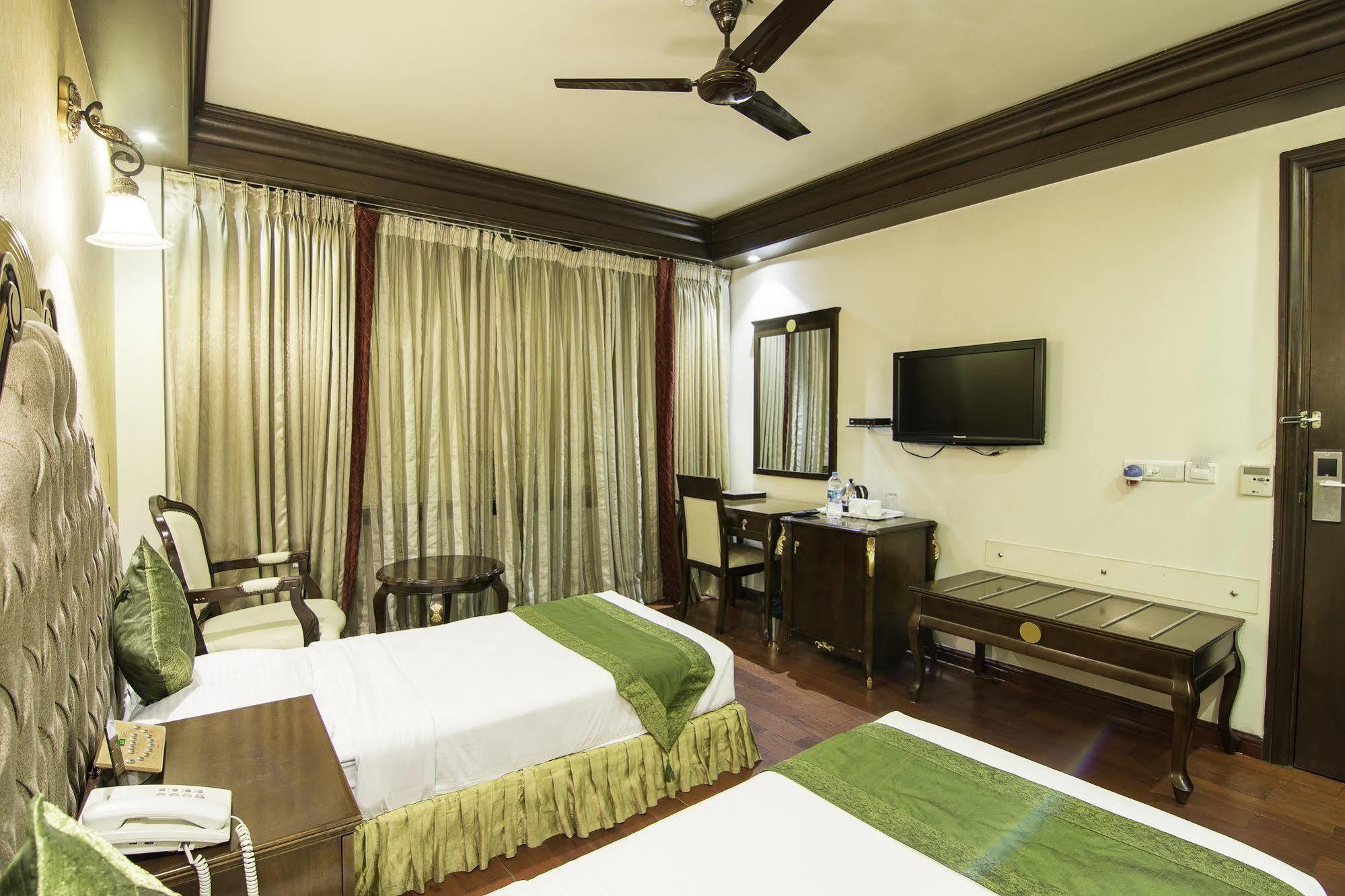Treebo Tryst Royce New Friends Colony Hotel New Delhi Exterior photo