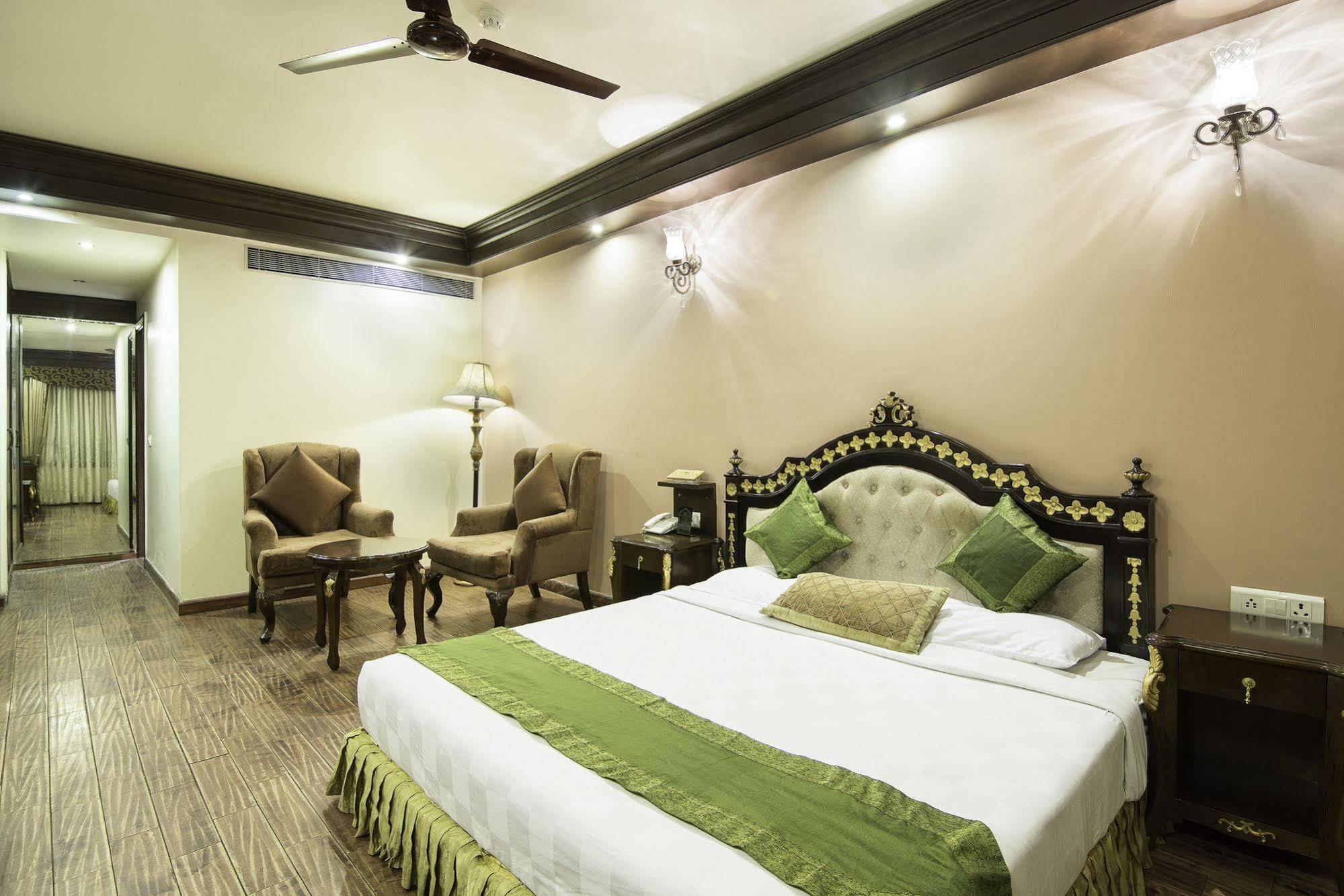 Treebo Tryst Royce New Friends Colony Hotel New Delhi Exterior photo