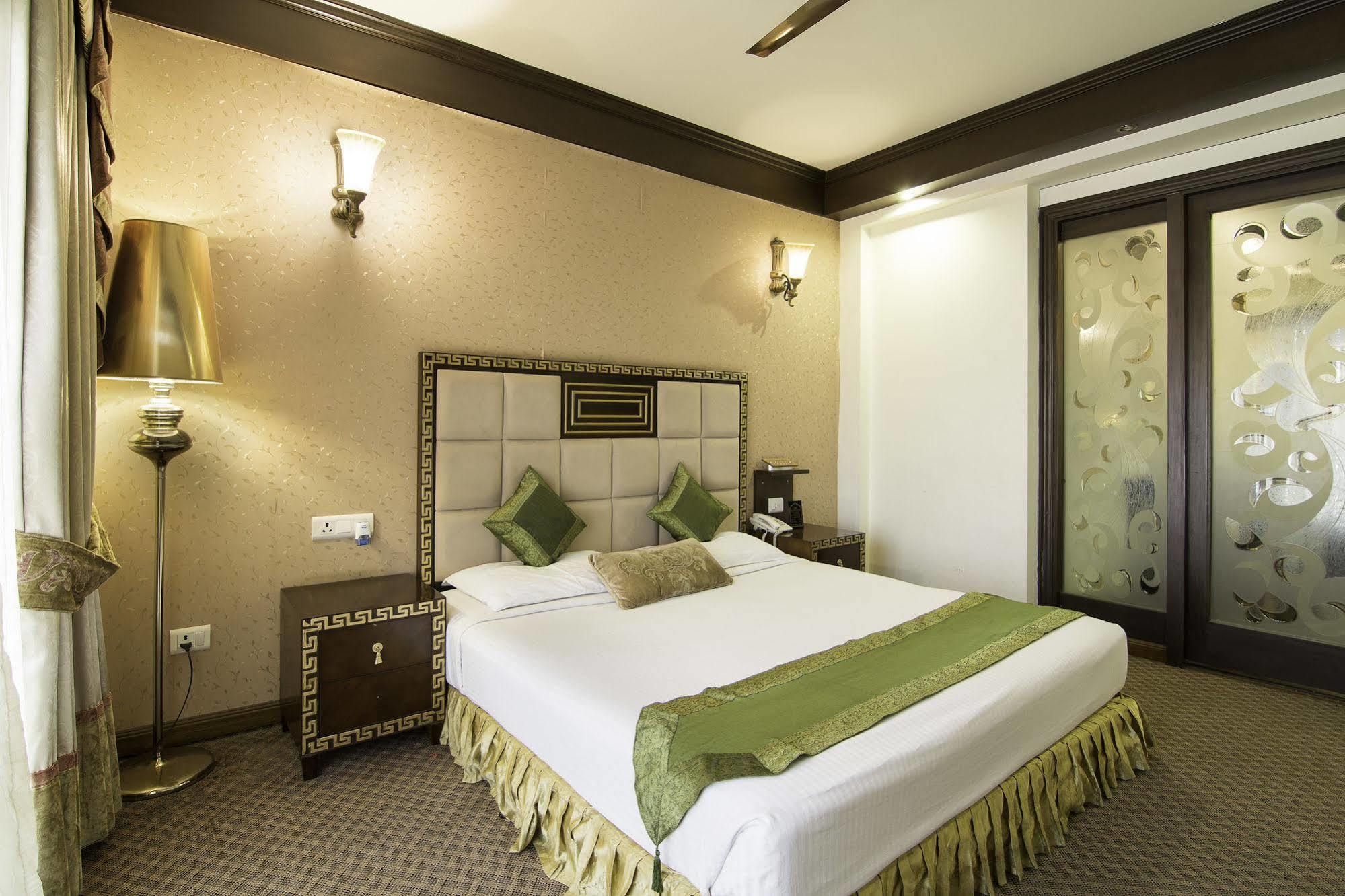 Treebo Tryst Royce New Friends Colony Hotel New Delhi Exterior photo