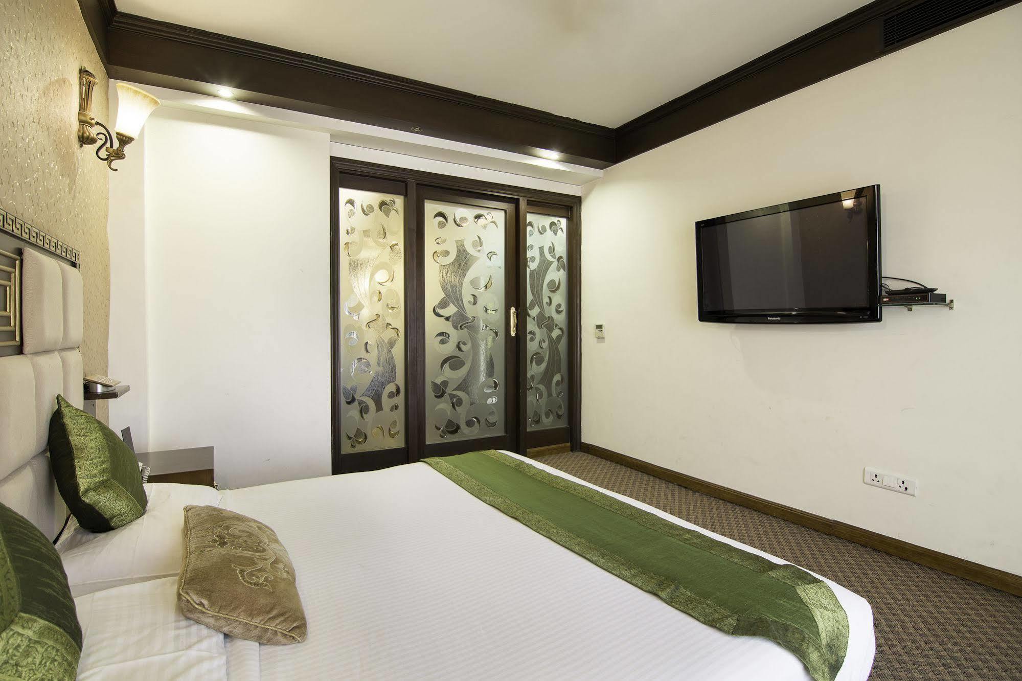 Treebo Tryst Royce New Friends Colony Hotel New Delhi Exterior photo