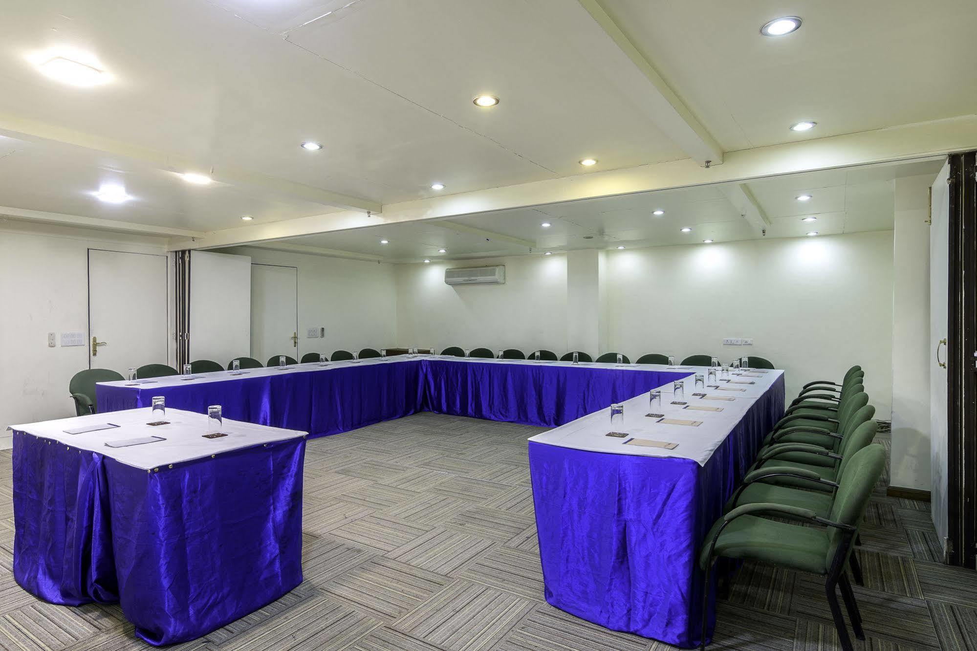 Treebo Tryst Royce New Friends Colony Hotel New Delhi Exterior photo