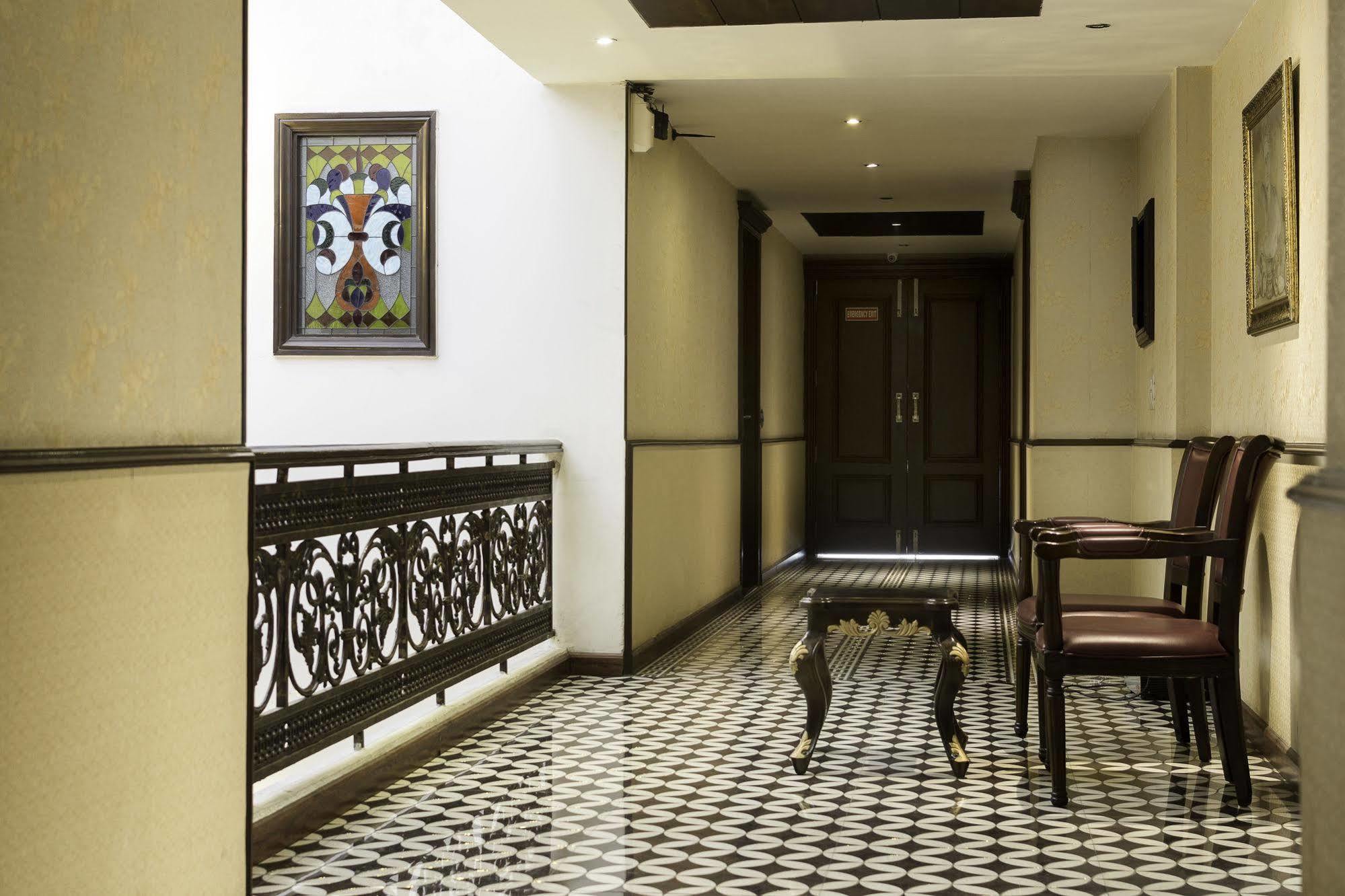 Treebo Tryst Royce New Friends Colony Hotel New Delhi Exterior photo