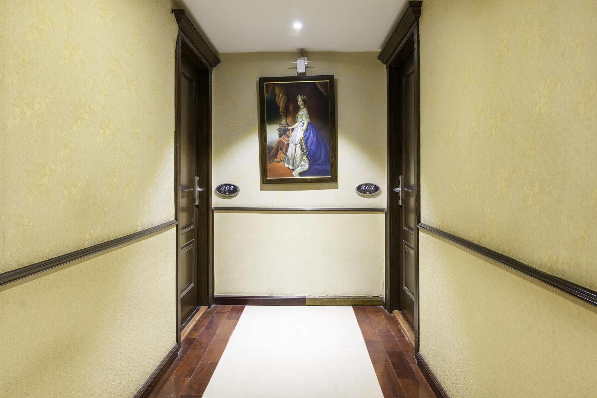 Treebo Tryst Royce New Friends Colony Hotel New Delhi Exterior photo